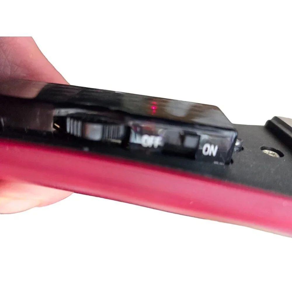 Vidal Sassoon Red Hair Straightener Flat Iron Does turn on and get Hot‎